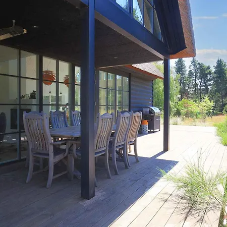 Дом отдыха Architecturally Charming Summer House Блаванн