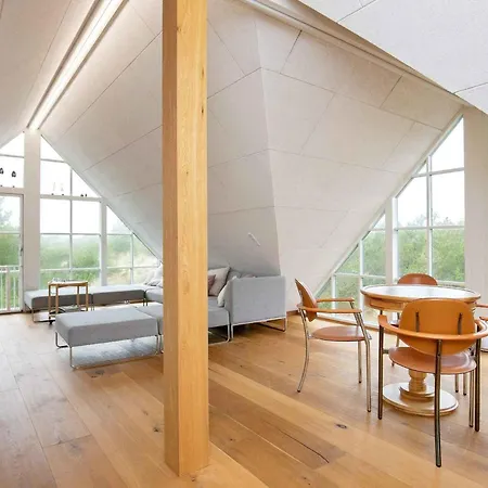 Дом отдыха Architecturally Charming Summer House *