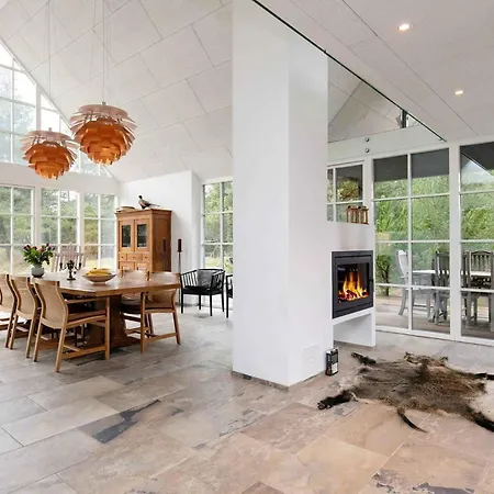 Дом отдыха Architecturally Charming Summer House Блаванн