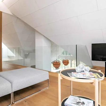 Дом отдыха Architecturally Charming Summer House