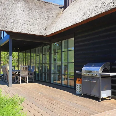 Дом отдыха Architecturally Charming Summer House *
