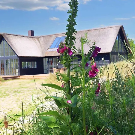 Дом отдыха Architecturally Charming Summer House Блаванн
