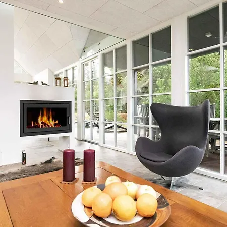 Дом отдыха Architecturally Charming Summer House