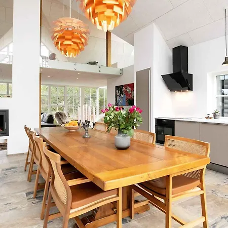Architecturally Charming Summer House Блаванн