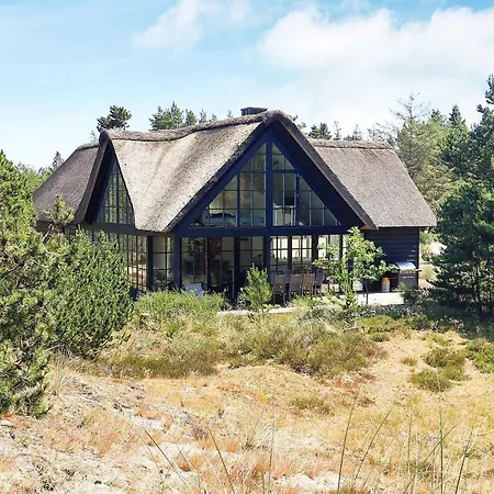 Дом отдыха Architecturally Charming Summer House Блаванн