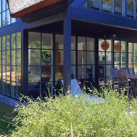 Дом отдыха Architecturally Charming Summer House Блаванн